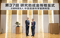 贈呈式で挨拶する理事長